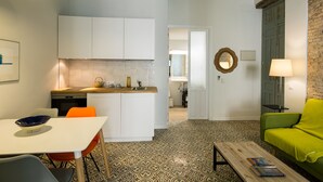 A compact living space with a kitchen, dining area, and a living room. - Rodrigo Triana 1. 1 bedroom, shared terrace (Sevilla)