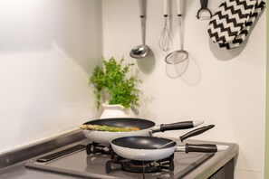 Appartement | Cuisine privée | Réfrigérateur, micro-ondes, plaque de cuisson, bouilloire électrique