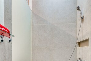 Regadera, amenidades de baño gratuitas, toallas 