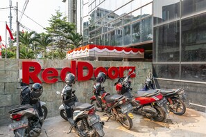 Exterior - RedDoorz Plus near Taman Ismail Marzuki (Jakarta)
