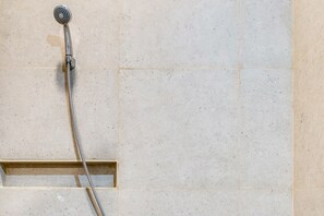 シャワー、バスアメニティ (無料)、タオル