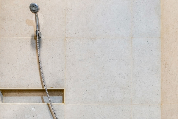 Dusche, kostenlose Toilettenartikel, Handtücher
