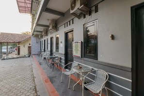 Exterior - RedDoorz Syariah near Ciledug Station (Babakan)