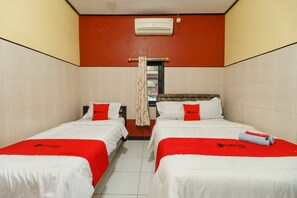 Family Room - RedDoorz Syariah near Ciledug Station (Babakan)