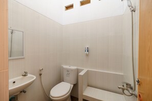 Family Room | Bathroom | Shower, free toiletries, towels - RedDoorz Syariah near Ciledug Station (Babakan)