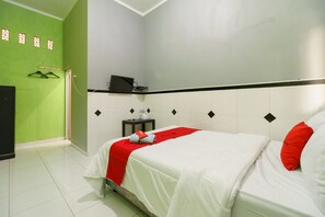 Double Room (RedDoorz) - RedDoorz Syariah near Ciledug Station (Babakan)