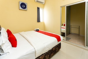 Double Room (RedDoorz) | Soundproofing, free WiFi