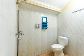Double Room (RedDoorz) | Bathroom | Shower, free toiletries, towels