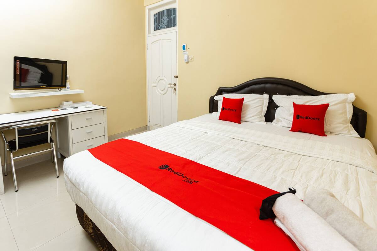 Double Room (RedDoorz) | Soundproofing, free WiFi