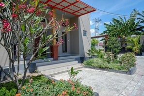 Exterior - RedDoorz near Taman Makam Pahlawan Tatura (Palu)
