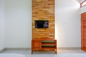 Room - RedDoorz near Taman Makam Pahlawan Tatura (Palu)