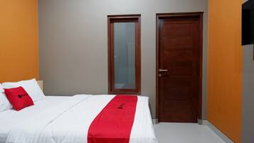 Double Room (RedDoorz)