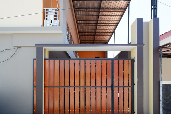 Front of property - RedDoorz Syariah near Stasiun Tegal (Tegal)