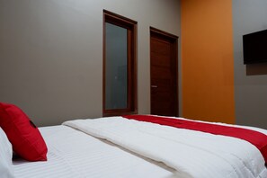 Double Room (RedDoorz) - RedDoorz Syariah near Stasiun Tegal (Tegal)
