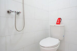 Double Room (RedDoorz) | Bilik Mandi | Pancuran mandi, kelengkapan dandanan diri percuma, tuala disediakan 