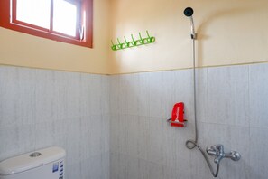 Ducha, artículos de tocador gratuitos, toallas