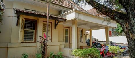 Vista frontal de la propiedad