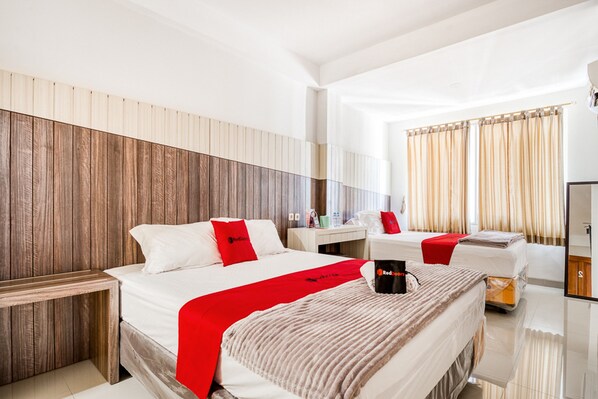 Family Room - RedDoorz near UNTAG Surabaya (Surabaya)
