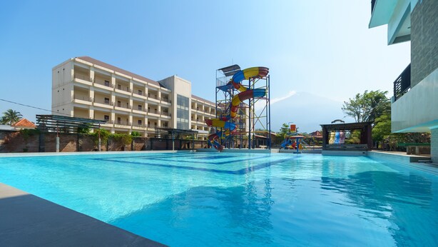 Pool - RedDoorz Resort Premium @ Sangkan Hurip Kuningan (Cilimus)