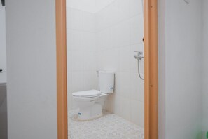 Kamar Double (RedDoorz) | Kamar mandi | Shower, perlengkapan mandi gratis,  dan handuk