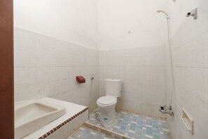 Habitación doble (RedDoorz) | Baño | Ducha, artículos de higiene personal gratuitos y toallas