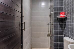 Double Room (RedDoorz) | Bathroom shower - RedDoorz Syariah near Airlangga University Campus B (Surabaya)