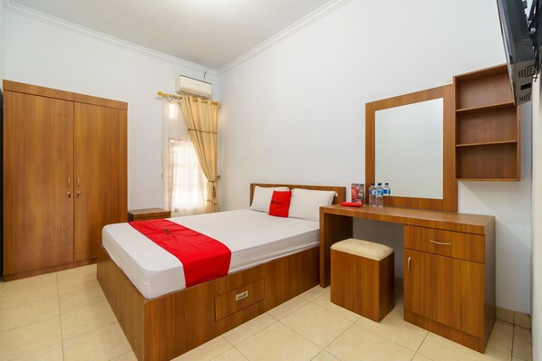 Double Room (RedDoorz)