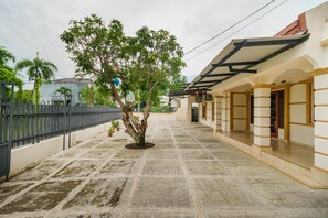 Exterior - RedDoorz Syariah @ Jalan Dr Mansyur Medan (Medan)