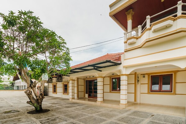 Front of property - RedDoorz Syariah @ Jalan Dr Mansyur Medan (Medan)