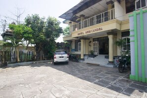 Property entrance - RedDoorz Syariah @ Jalan Gajah Mada (Jember)
