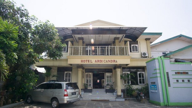 A two-story building with a sign reading "HOTEL ARDI CANDRA". - RedDoorz Syariah @ Jalan Gajah Mada (Jember)