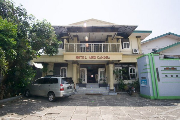 Vista frontal de la propiedad