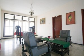 Coin salon dans le hall