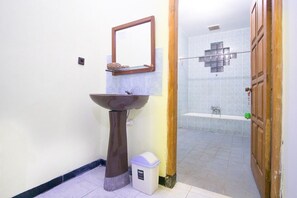 Double Room (RedDoorz) | Bathroom | Shower, free toiletries, towels