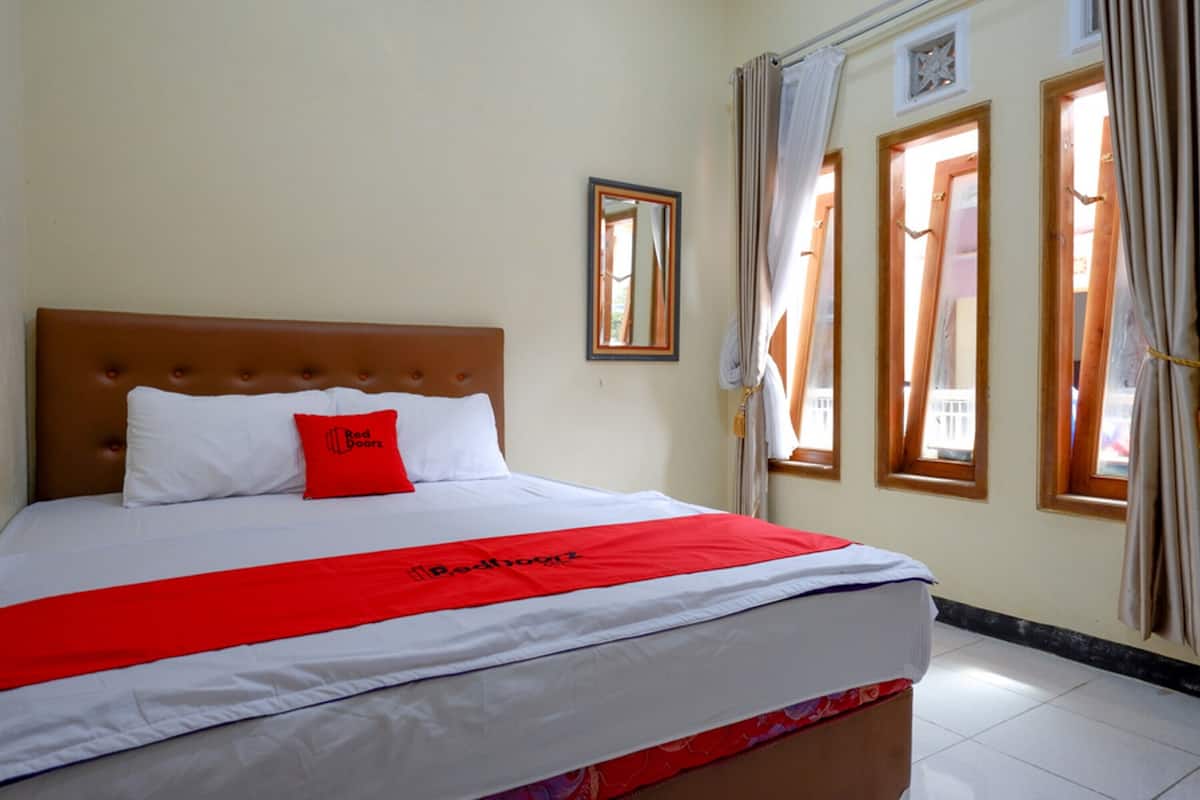 Double Room (RedDoorz) | Free WiFi