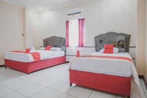 Family Room (RedDoorz) - RedDoorz Plus near Istana Maimun Medan (Medan)