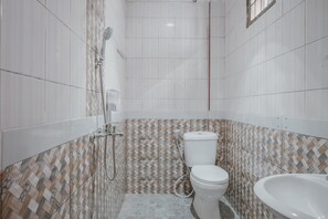 Ducha, artículos de higiene personal gratuitos y toallas