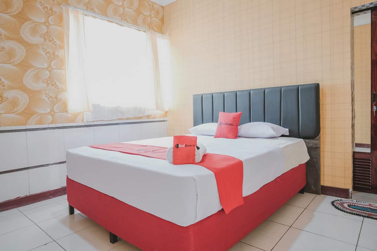 Double Room (RedDoorz)