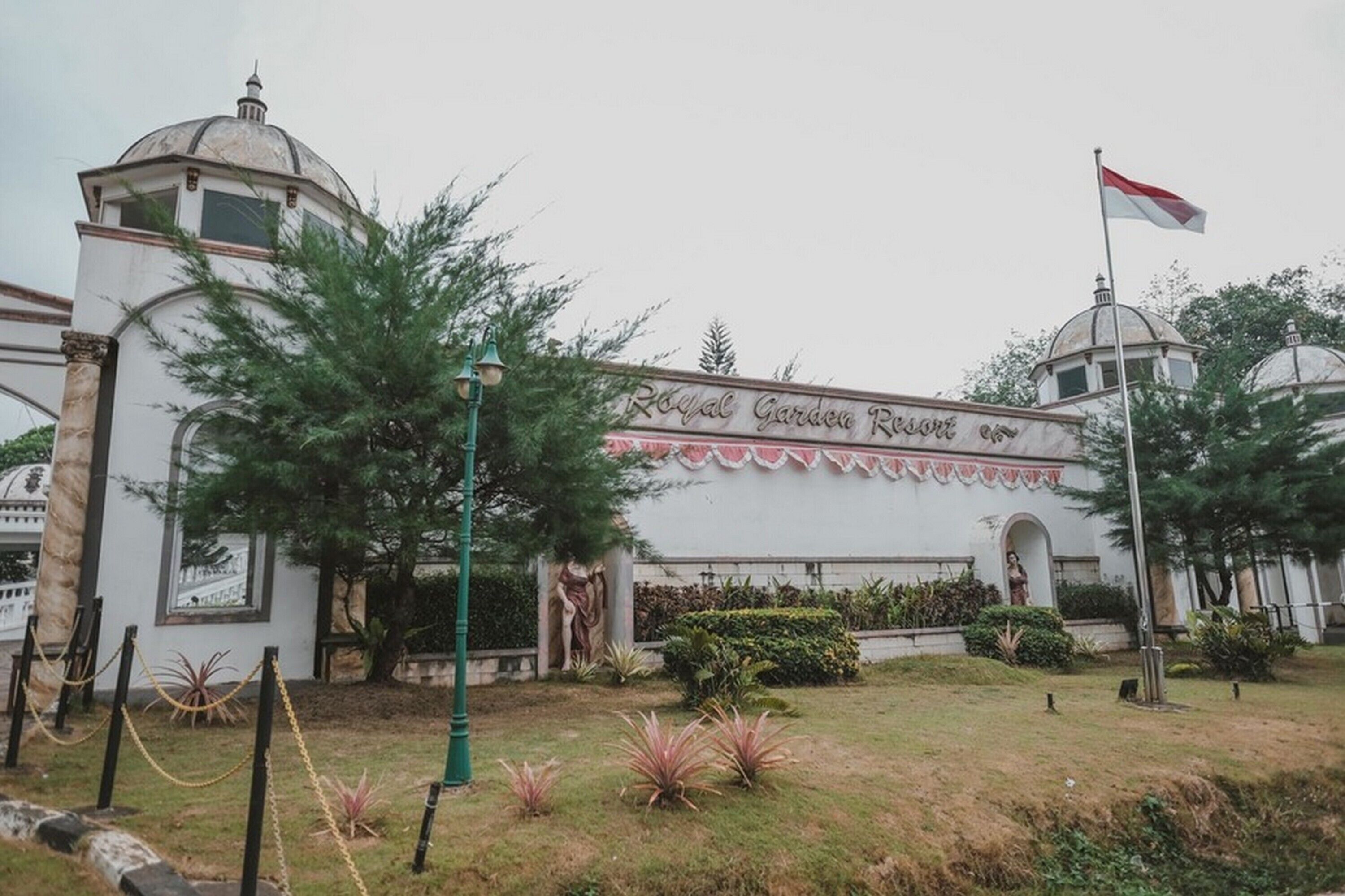 A building with a dome and a sign that reads "Royal Garden Resort."