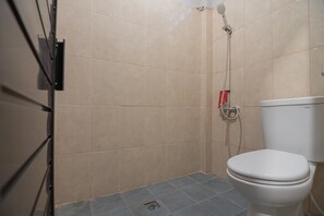 Double Room (RedDoorz) | Bathroom