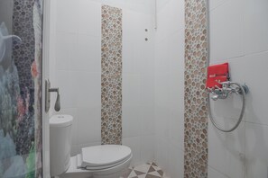 Shower, free toiletries, towels