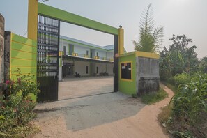 Pintu masuk properti