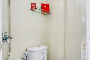ห้องดับเบิล (RedDoorz) | ห้องน้ำ | ฝักบัว, ของใช้ในห้องน้ำฟรี, ผ้าเช็ดตัว