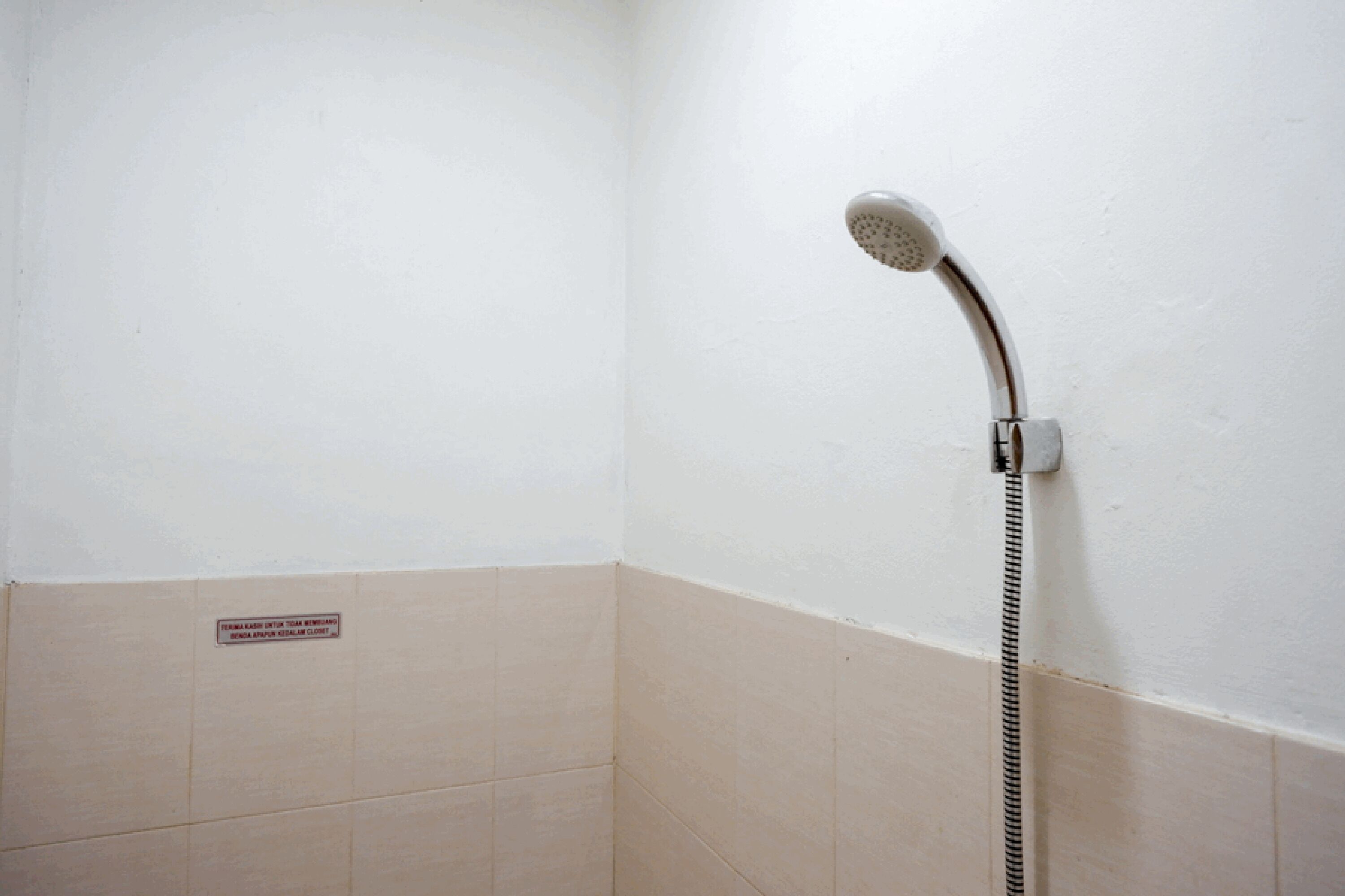 Kombinasi shower/bathtub, perlengkapan mandi gratis,  dan handuk