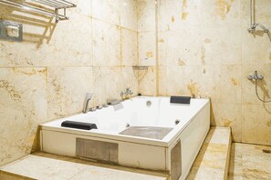 Suite | Kamar mandi | Kombinasi shower/bathtub, perlengkapan mandi gratis,  dan handuk