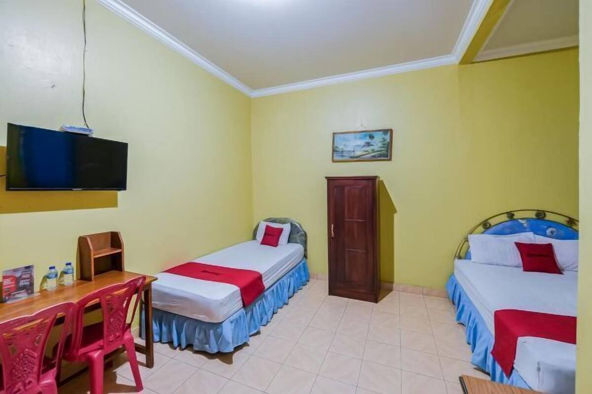 1 bedroom, desk