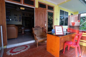 Reception - RedDoorz near Mangrove Forest Kupang (Kupang)