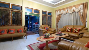 Coin salon dans le hall