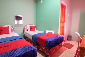 Desk - RedDoorz near Mangrove Forest Kupang (Kupang)