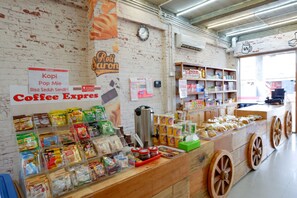 Gift shop - RedDoorz Syariah near Universitas Negeri Gorontalo 2 (Gorontalo)